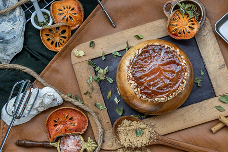 甜点Bael水果蛋糕放在美丽的背景上一块美味的季节早餐融合生的烘烤图片