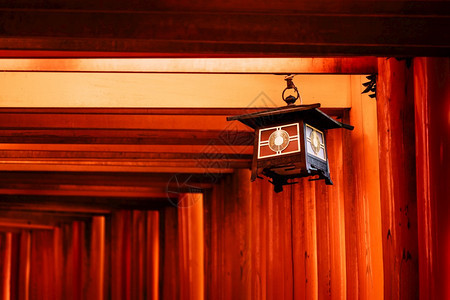 亚洲日本人吸引力京都FushimiInariTaisha神社橙红色托礼门上美丽的灯笼装饰图片