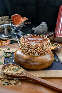 酸重点甜点Bael水果蛋糕放在美丽的背景上一块美味的季节早餐桌子图片