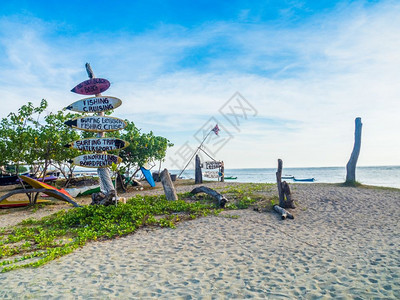 亚洲人选择在巴厘岛海滩上享受户外活动的选择船天堂图片