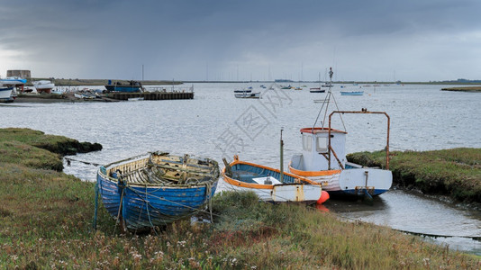 自然海血管联合王国苏福克Aldeburgh阿尔德堡河的多彩渔船图片