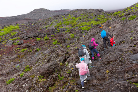 顶峰成功登山者一群徒步在藤山的足迹上图片