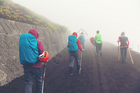 登山者帮助富士一群徒步者在藤山的足迹上图片