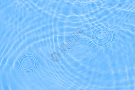 抽象的浅蓝色透明游泳池水纹理表面与上的圆圈时尚抽象自然背景水波在阳光反射气泡充满活力图片