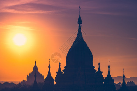 遗产缅甸巴甘王国古老佛教寺庙的令人惊叹薄雾日出颜色和轮廓缅甸Bagan王国缅甸宝塔蒲甘图片