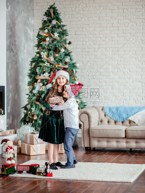 圣诞节拥抱的姐弟图片