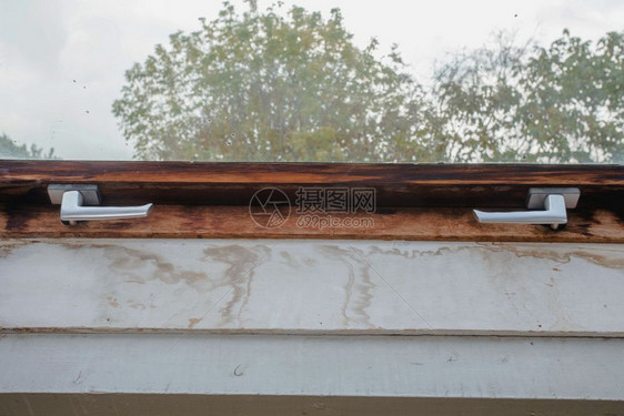 一种屋旧木窗框有脏模在老房子里坏了需要翻新木制的图片