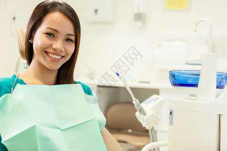 牙诊所里的女病人背景图片