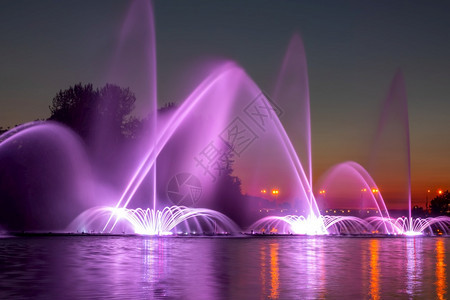 娱乐闲暇城市的彩色喷泉和激光显示暗色夏夜和彩不老泉图片