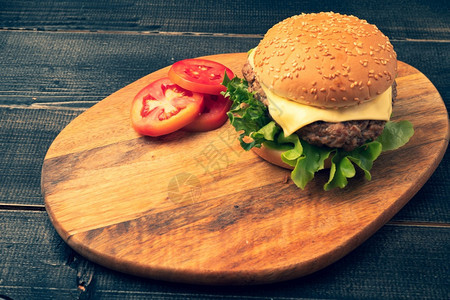鲜新的自制汉堡包菜生番茄芝士和切西红柿一起在割板上面包蔬菜小吃图片