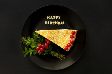 英国的树一块蛋糕装饰着生日快乐的铭文一块蛋糕装饰着生日快乐的铭文葡萄干图片