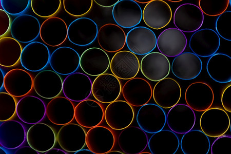 圆圈派对饮料上面可见的彩色塑料草庆祝贵党的概念附件抽象构成摘要组图象图片