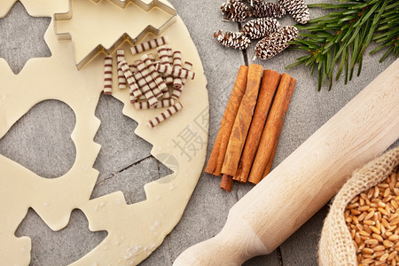 烘烤刀具圣诞节家在木制桌子上做饼干的照片糕点图片