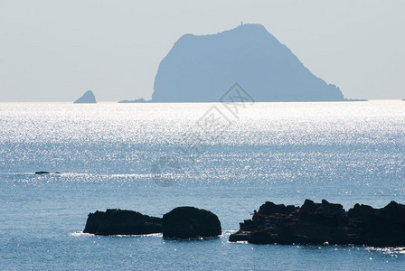 景观岛和小船早晨有太阳光反射海风景图片