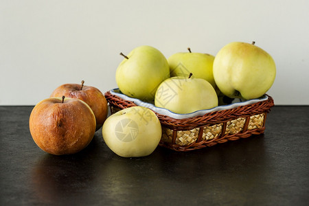 用成熟苹果储存水将苹放在成熟的桌子上然后用成熟苹果在桌子上生活红色的烂图片