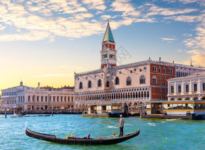 在意大利威尼斯多格科宫前的Gondola缆车威尼托吸引力图片