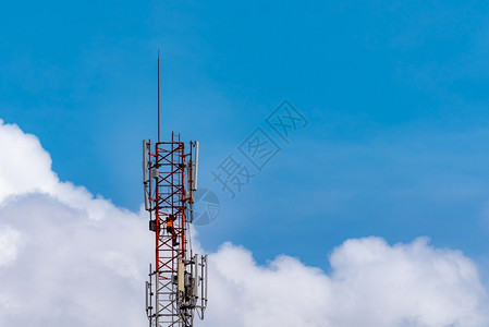天空蓝白云电信塔工人在上安装5g设备通信技术电行业移动或5g网络聪明的收音机图片