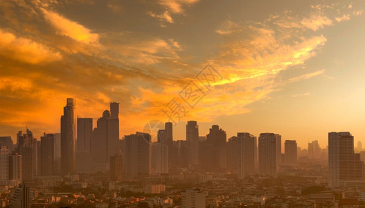 美好的肮脏建筑学清晨烟雾和Pm25覆盖城市的精细尘与橙色日出天空城市风景与受污染的空气肮脏环境城市有毒灰尘不健康的空气城市不健康图片