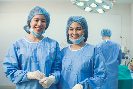 在医院做外科手术的医疗团队图片