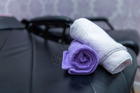 许多棉毛巾堆积在洗头发和美容院理的洗和厅室卫生间架子上手椅采取酒店堆叠的图片