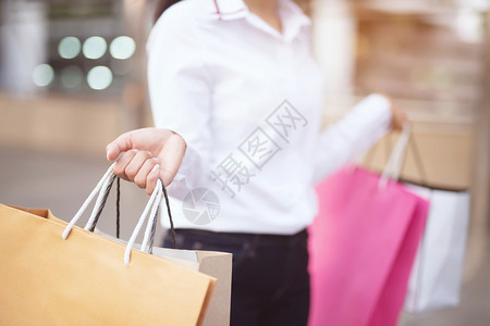技术女买妇在线购物使用信卡手机支付费在网上购物图片