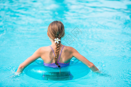小女孩在游泳池里玩耍图片