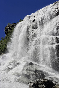 景观旅行Alibek瀑布Dombay山北高加索以垂直位置的地貌力量图片
