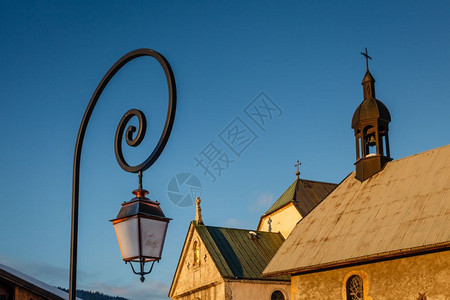 欧洲老的假期法属阿尔卑斯山Megeve街灯和中世纪教堂图片