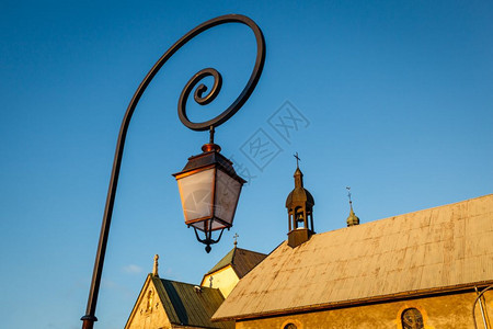 法属阿尔卑斯山Megeve街灯和中世纪教堂市心墙细节图片