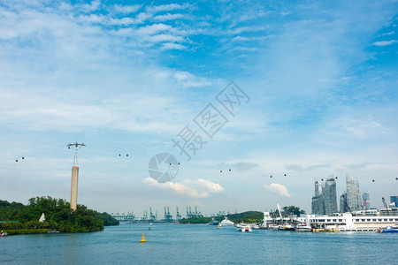 旅行游娱乐新加坡城市夏季的有电缆汽车和摩天大楼白清空图片