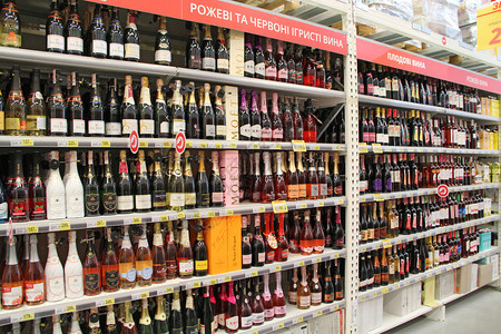 美味的乌克兰基辅2018年9月28日香槟店超市酒精饮料部门的各种香槟和葡萄酒货架上的精饮料商店香槟有多种选择超市货架上的酒精饮料图片
