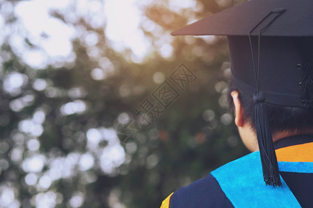 大学毕业生典礼概念教育祝贺毕业仪式向大学毕业生表示祝贺在大学毕业生中获得帽子的试射率为108百分比高轮廓砂浆板愉快图片