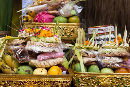 精神向印度尼西亚灵赠送传统祭品在寺庙中献花水果和香棒向印度尼西亚神教徒献送佛巴厘传统祭品在寺庙里献花水果和香棍神圣仪式图片