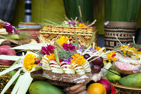 灵向印度尼西亚神灵赠送传统祭品在寺庙中献花水果和香棒向印度尼西亚神教徒献送佛巴厘传统祭品在寺庙里献花水果和香棍文化岛图片