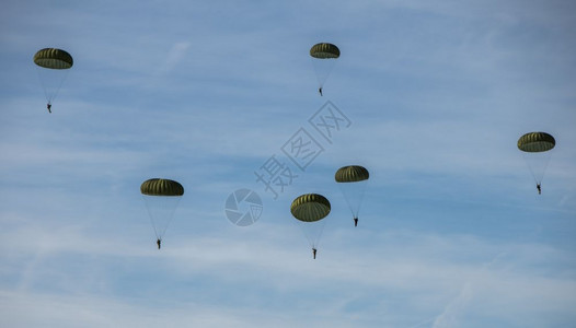云EdeHolland20Sept2019在GinkelHeath的空中纪念仪式上空降了双滴子几百个伞兵从草原坠落下来达科他州又图片