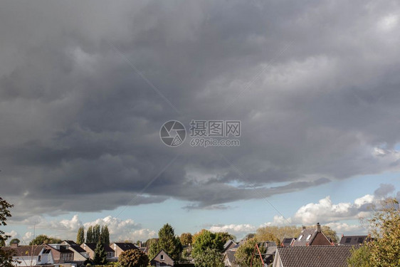 日落环境蓝色的城镇上空乌云密布暴风雨天气强大的暴雨城镇戏剧天空黑暗城镇上的黑暗暴风雨云戏剧天空图片