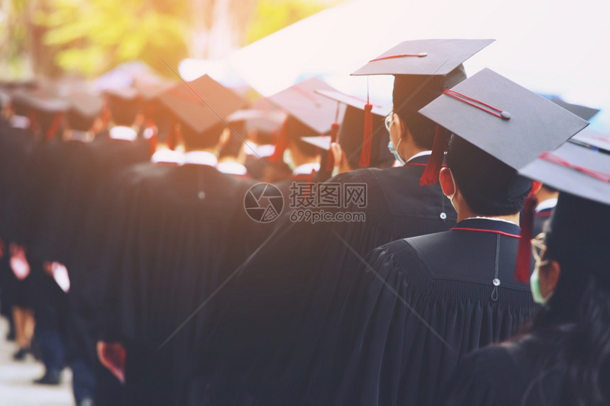 学术的成就日落在大学位毕业典礼上构想教育庆贺活动开始阶段的毕业生形象模糊的教育群体大学位毕业仪式图片