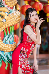 愉快女孩身着新年节在泰中神庙举办新年庆典红传统香藏装饰的亚裔年轻女子她的长相笑脸如肖像般美丽幸福图片