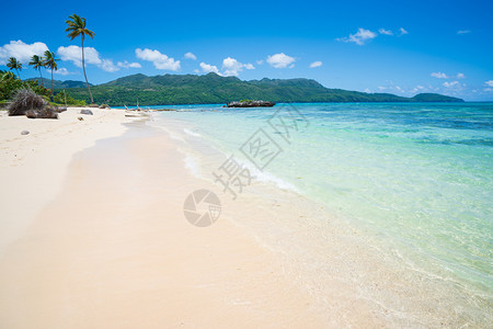 在多米尼加萨马纳半岛Rincon海滩的公共上游览着沙和蓝天空的奇异海滩在一天中旅游岩石夏图片