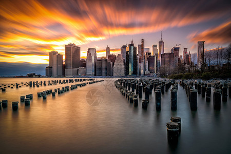 场景吸引力日落时在布鲁克林桥的哈德逊河上纽约天线反射风景图片