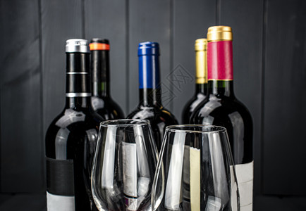 派对两杯明亮的红酒瓶在明亮灰色木制板空间上葡萄晚餐图片