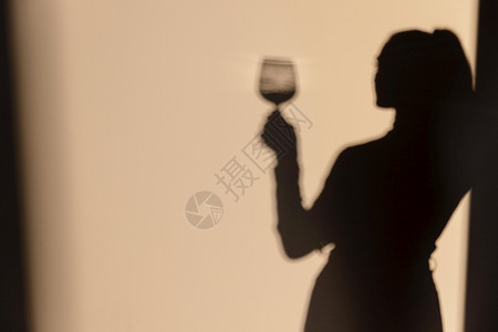 酒鬼喝葡萄的女人高分辨光照喝葡萄酒的妇女优质照片高分辨光吸引人的魅力图片