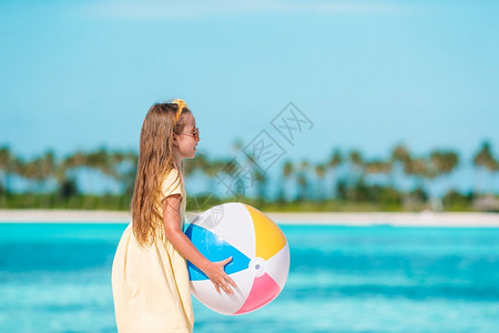 夏天可爱的小女孩在海滩玩球上孩子们暑假运动户外小可爱的女孩在海滩玩球旅行自然图片
