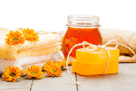 甘油治疗木制桌上的蜂蜜肥皂照片芳香疗法图片