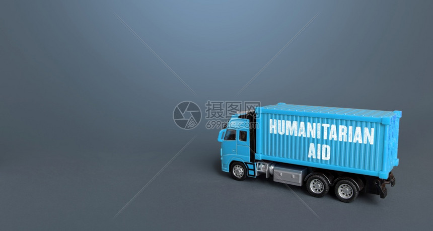 大流行一辆载有人道主义援助物资的卡车向受灾地区收集和运送人道主义货物和资帮助支持战争自然灾害的受者慈善基金会做作的社图片