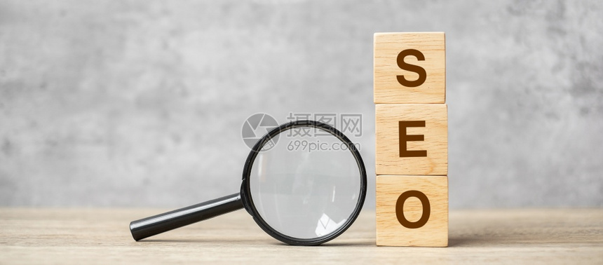 互联网络空间托管SEO搜索引擎SEO最佳优化文本木立方块和手握表Idea战略广告营销关键词和内容概念上的放大玻璃图片