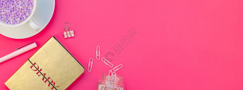 工作区空间台平板设计式办公室用品和茶杯在明亮的粉红彩色纸上提供复制空间为女博客社交媒体制作横幅宽广的花旗模版工作场所女孩图片