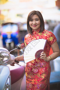 街道随意的成人身着妇女传统服装的女在Yaowarat街Bangkokwea镇面露笑脸图片