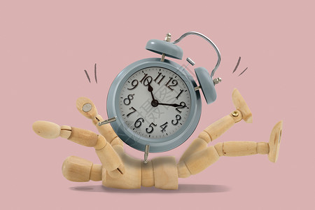 超过在粉红背景上孤立的木偶时钟显示您的工作直到没有时间压力想法和时间图片的概念模型目图片