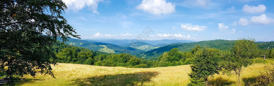 丰富多彩的旅游云在清晨阳光明媚的一天广博山地风景全图片